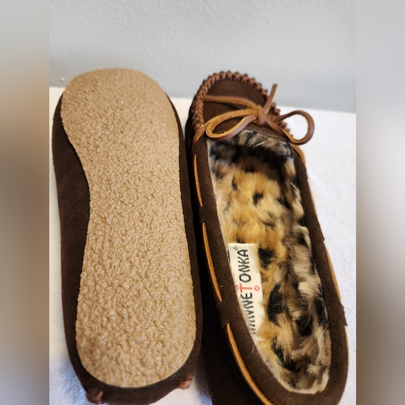 Minnetonka Chocolate/Brown Slippers- Size 6 - Picture 3 of 8